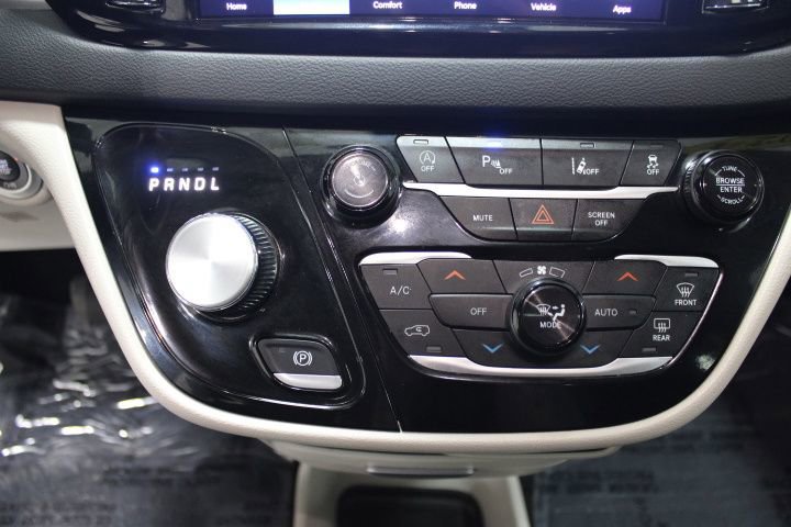 Used 2024 Chrysler Pacifica Touring-L image 36