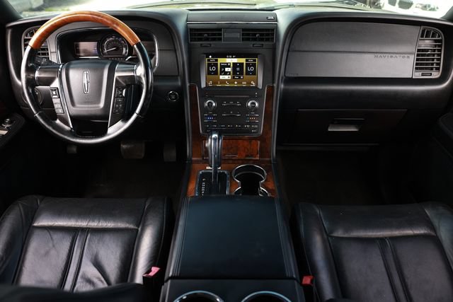 Used 2016 Lincoln Navigator Select RWD image 2