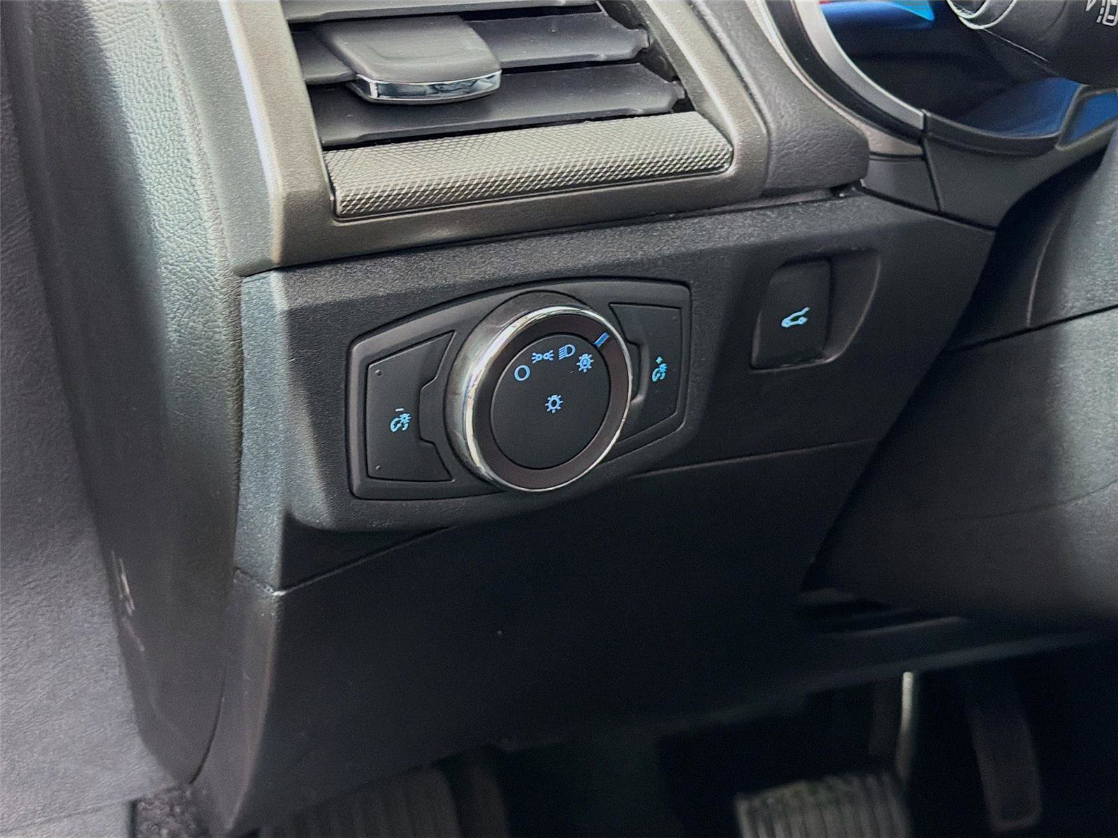 Used 2020 Ford Fusion SE image 10