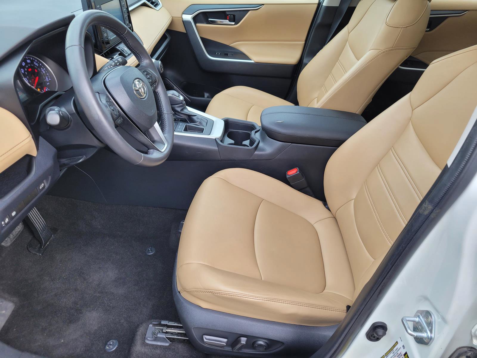 Used 2019 Toyota RAV4 XLE Premium image 3