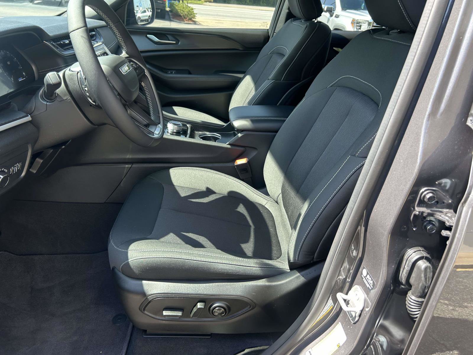 Used 2025 Jeep Grand Cherokee Laredo w/ Luxury Tech Group I AWD/4WD image 11
