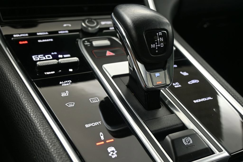 Used 2018 Porsche Panamera 4 image 32