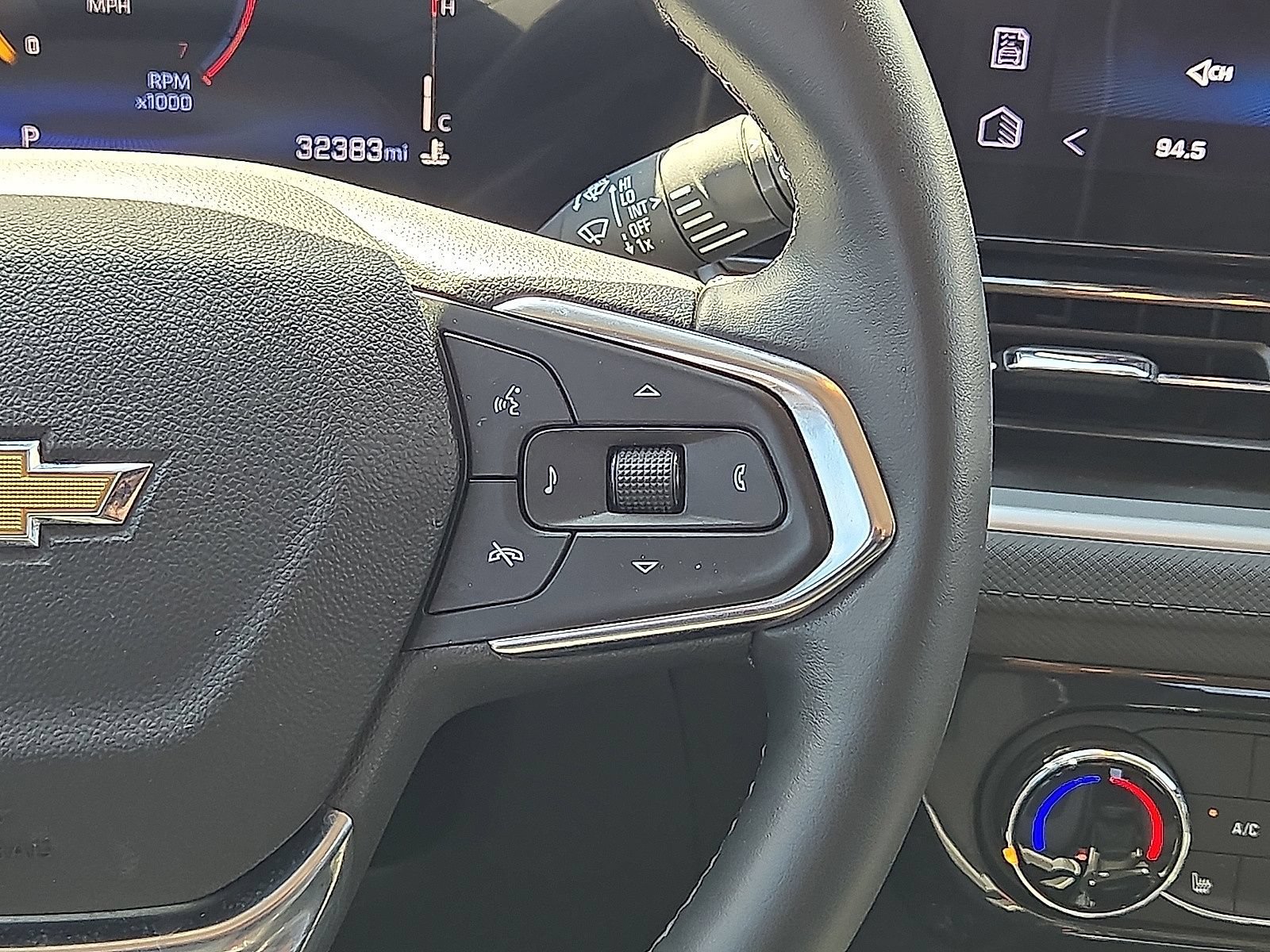 Used 2025 Chevrolet TrailBlazer LT w/ LT Cold Weather Package FWD image 19