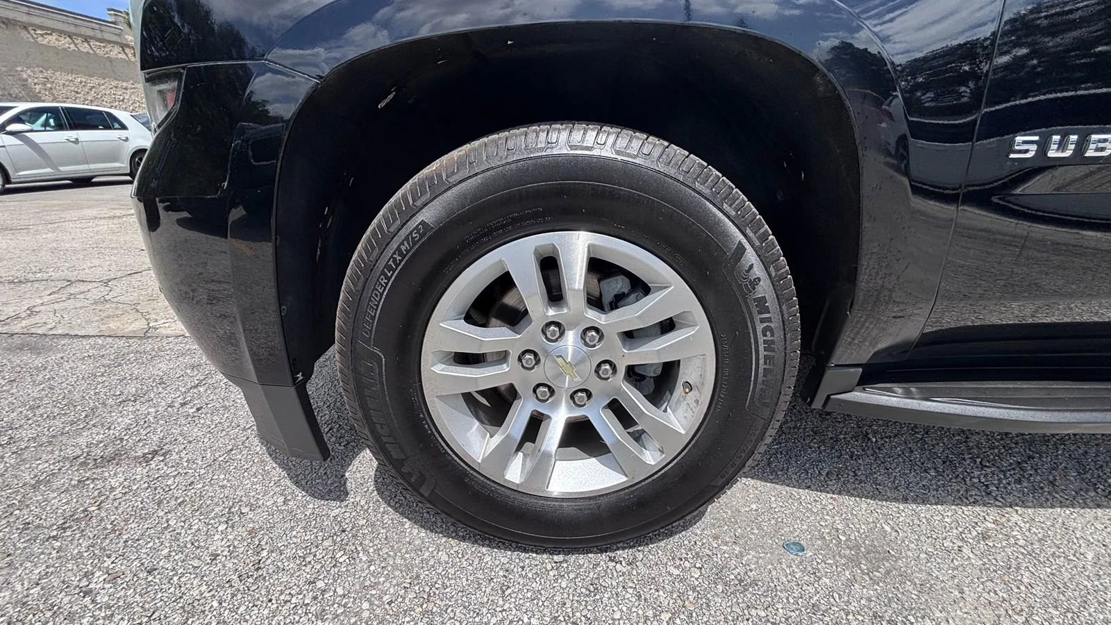 Used 2018 Chevrolet Suburban LT RWD image 21