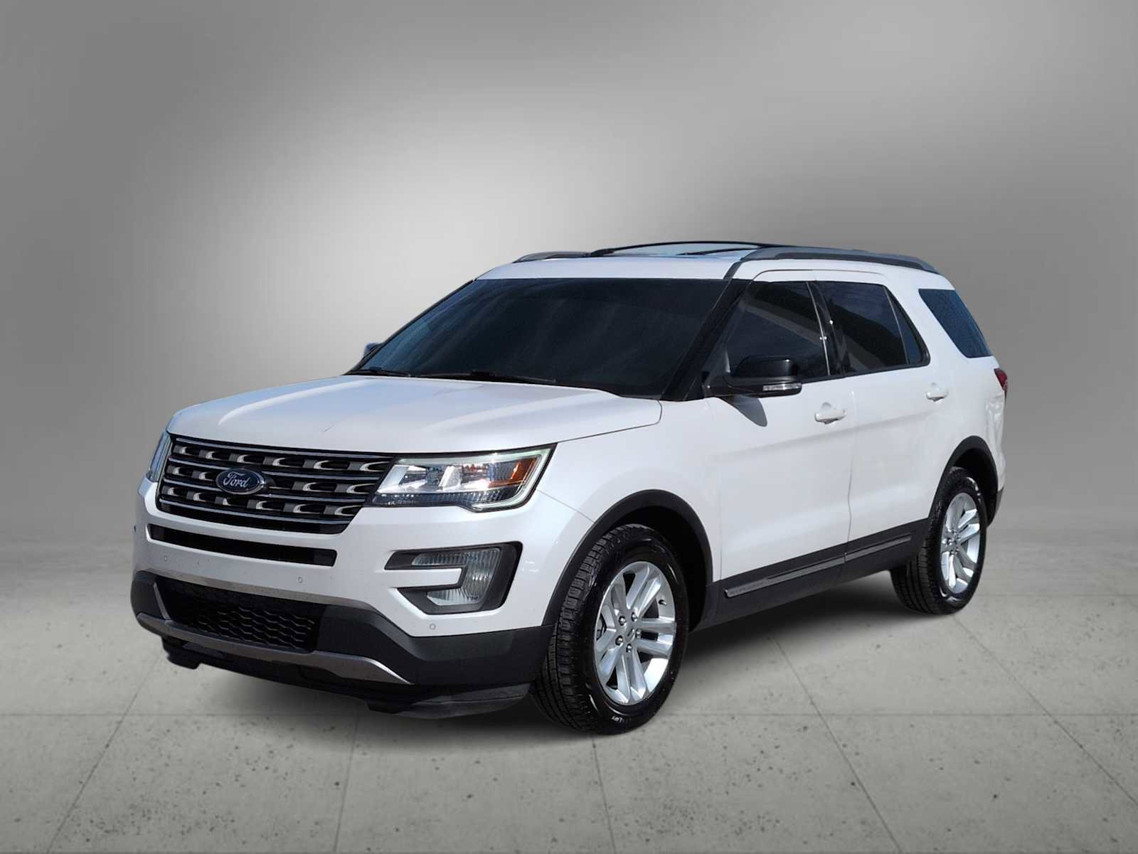 Used 2016 Ford Explorer XLT w/ Equipment Group 202A image 4