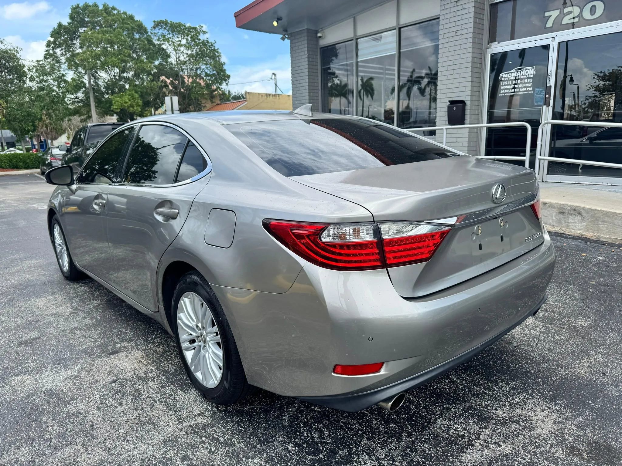 Used 2015 Lexus ES 350 w/ Luxury Package FWD image 5