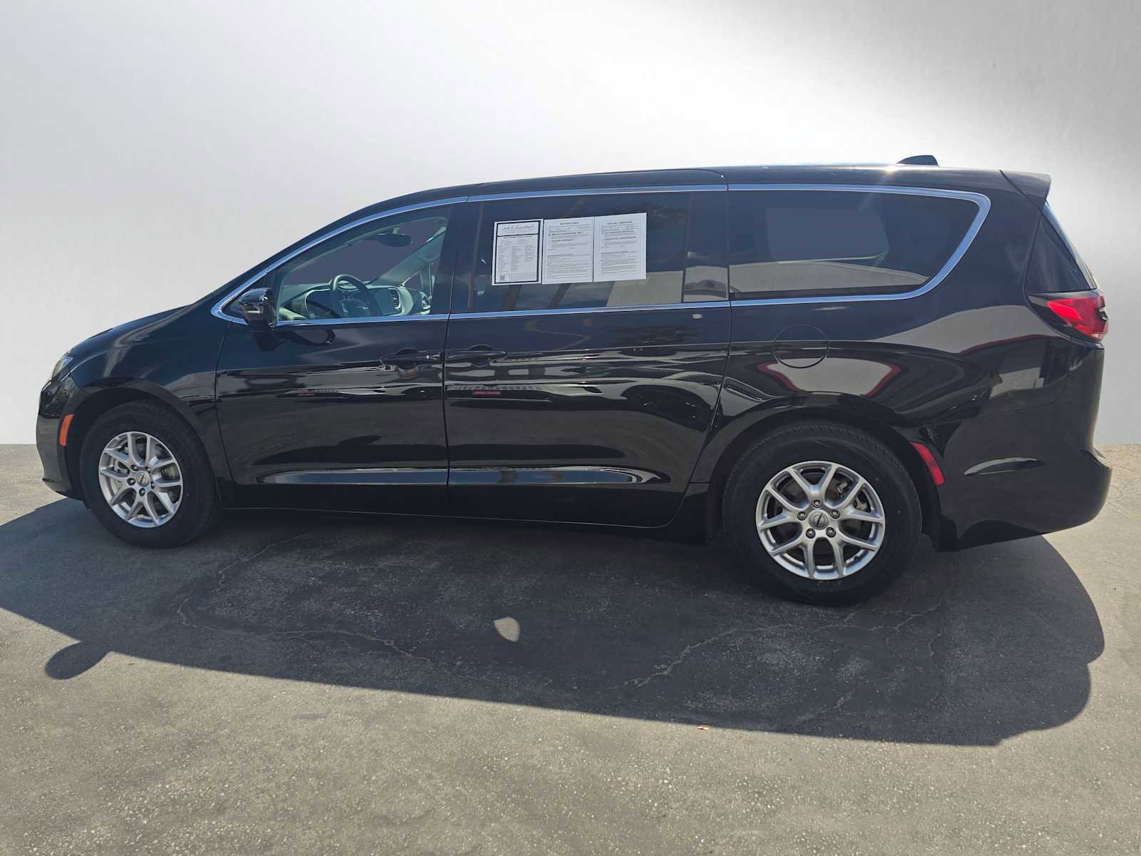Used 2024 Chrysler Pacifica Touring-L image 6