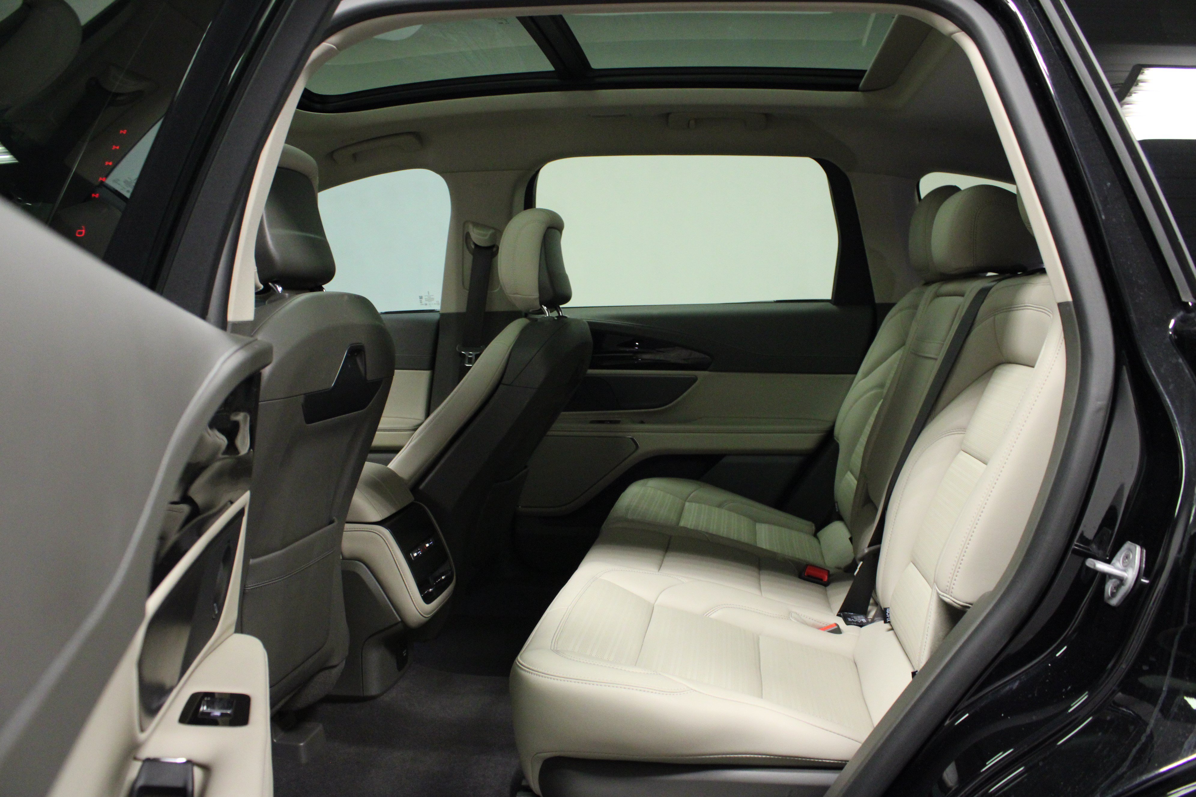 Used 2025 Lincoln Nautilus Reserve w/ Jet Appearance Package AWD/4WD image 13