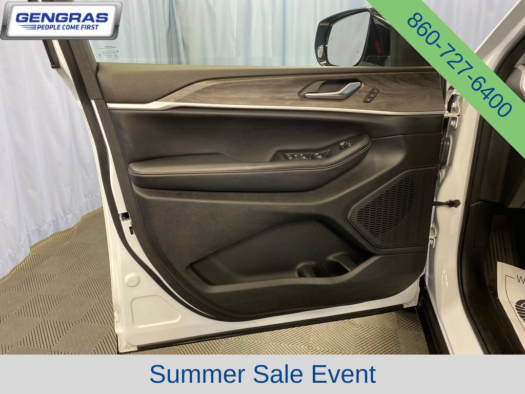 Used 2023 Jeep Grand Cherokee L Limited AWD/4WD image 11