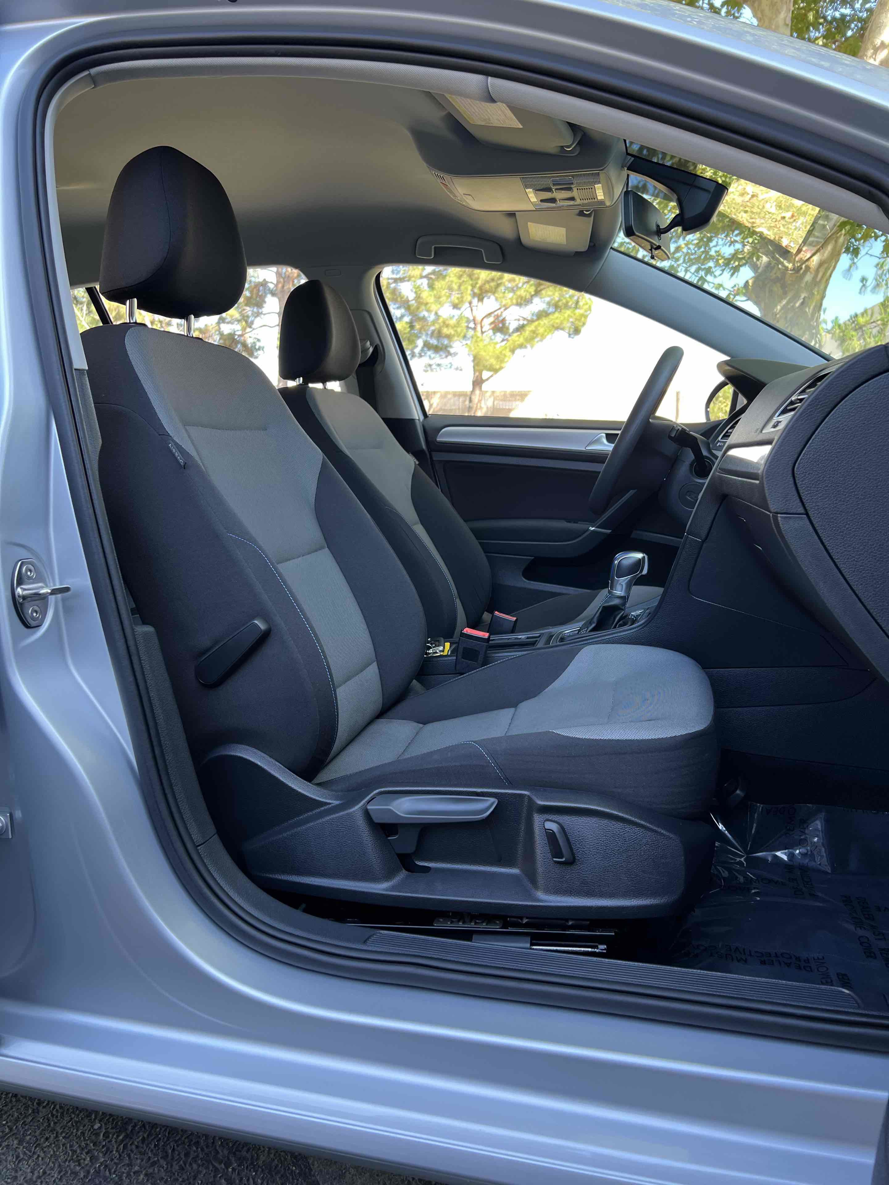 Used 2016 Volkswagen e-Golf SE w/ DC Fast Charging Package image 28