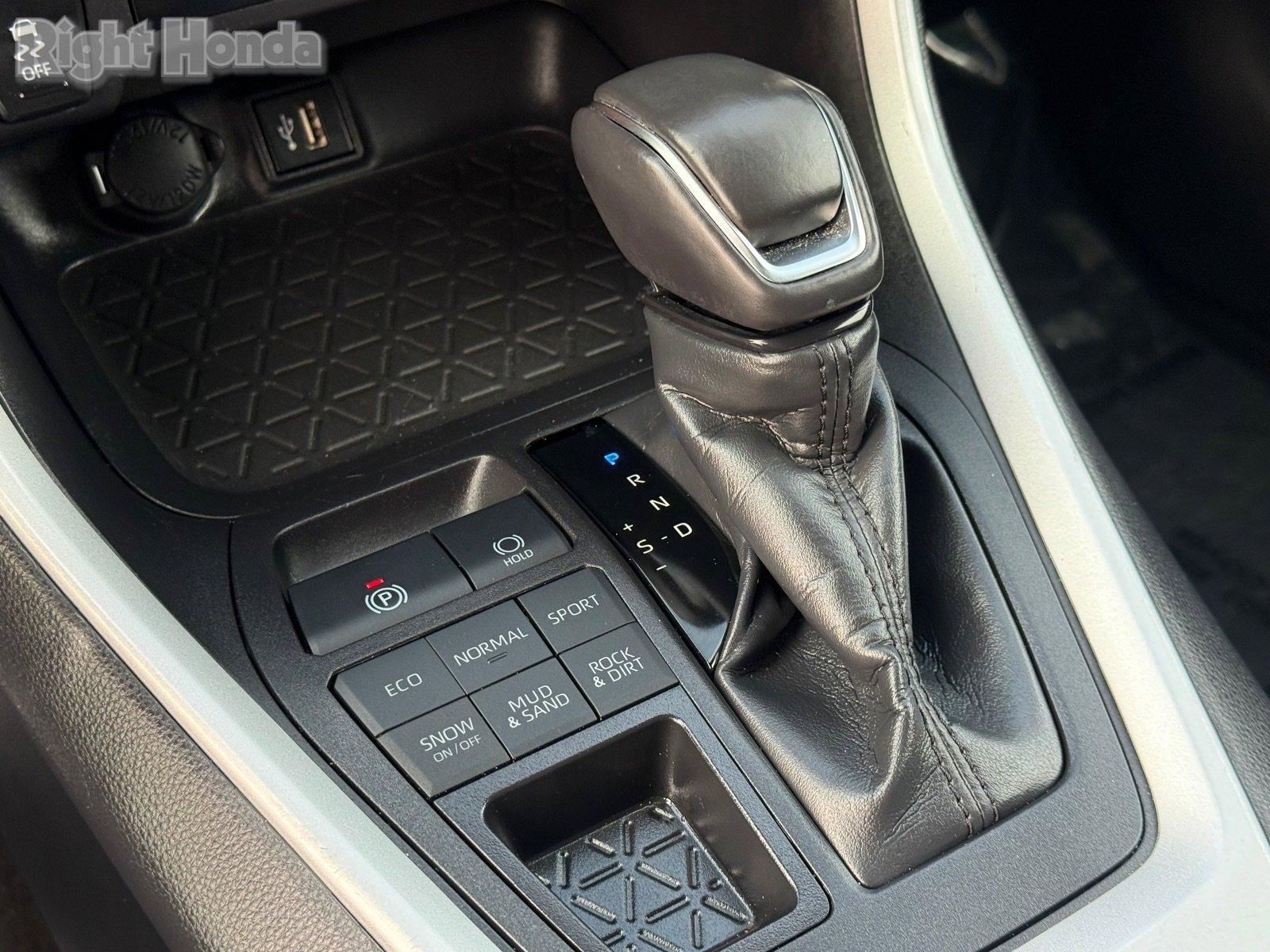 Used 2025 Toyota RAV4 XLE Premium image 24