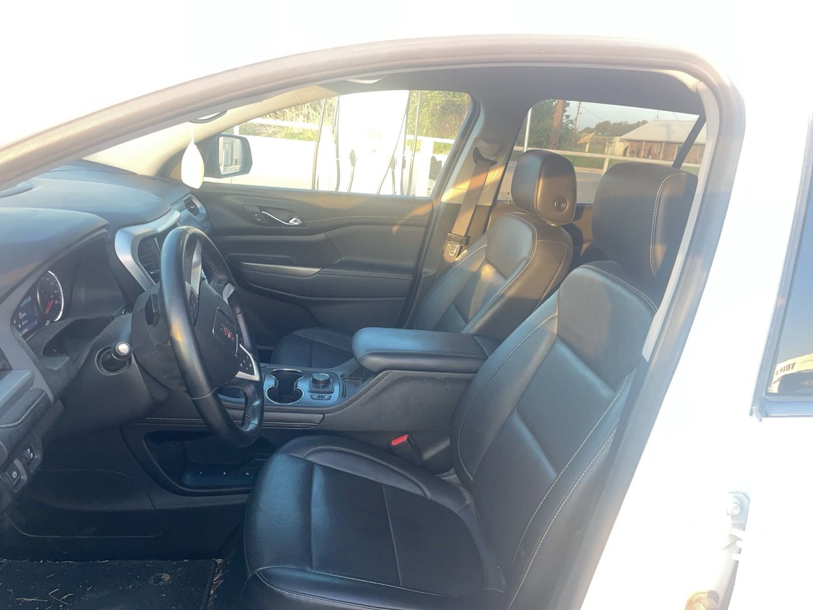 Used 2023 GMC Acadia SLT w/ Elevation Edition image 10