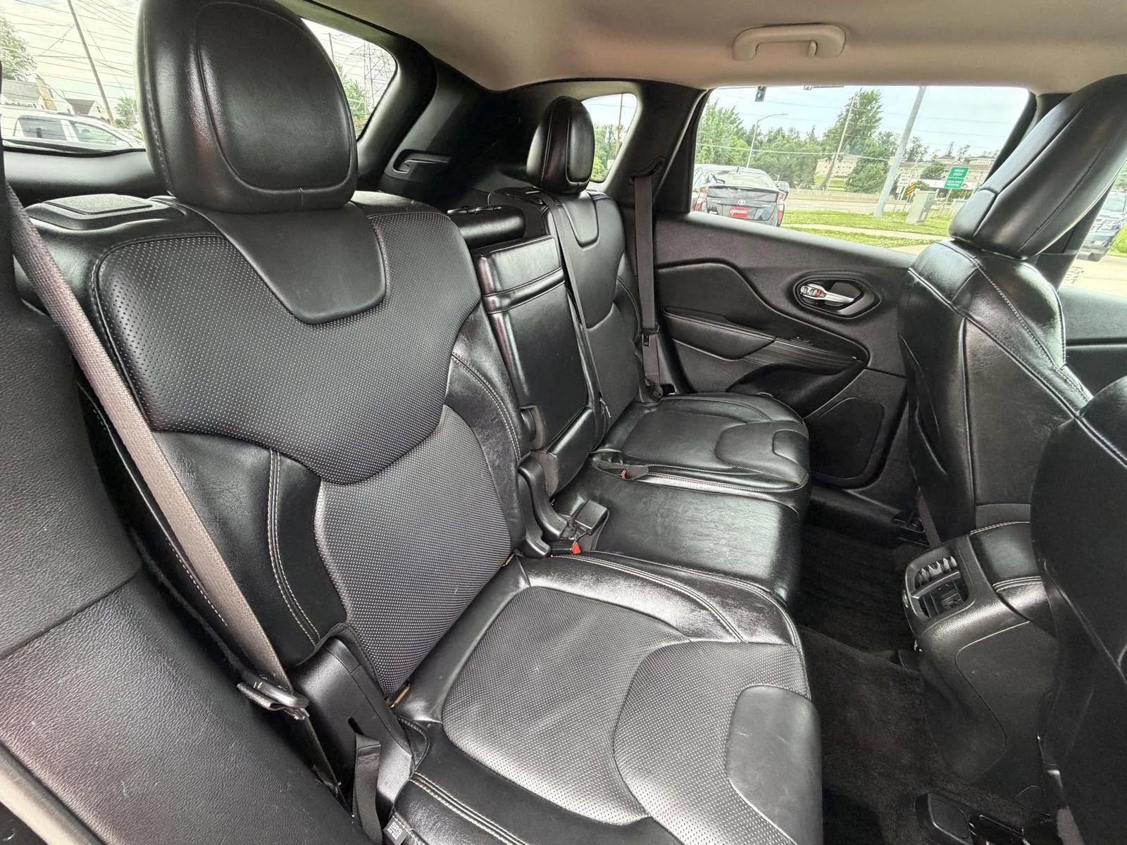 Used 2015 Jeep Cherokee Limited w/ Luxury Group AWD/4WD image 16