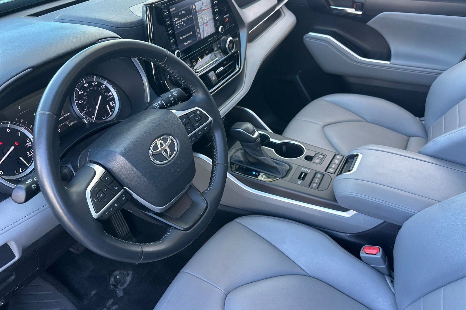 Used 2022 Toyota Highlander XLE AWD/4WD image 4