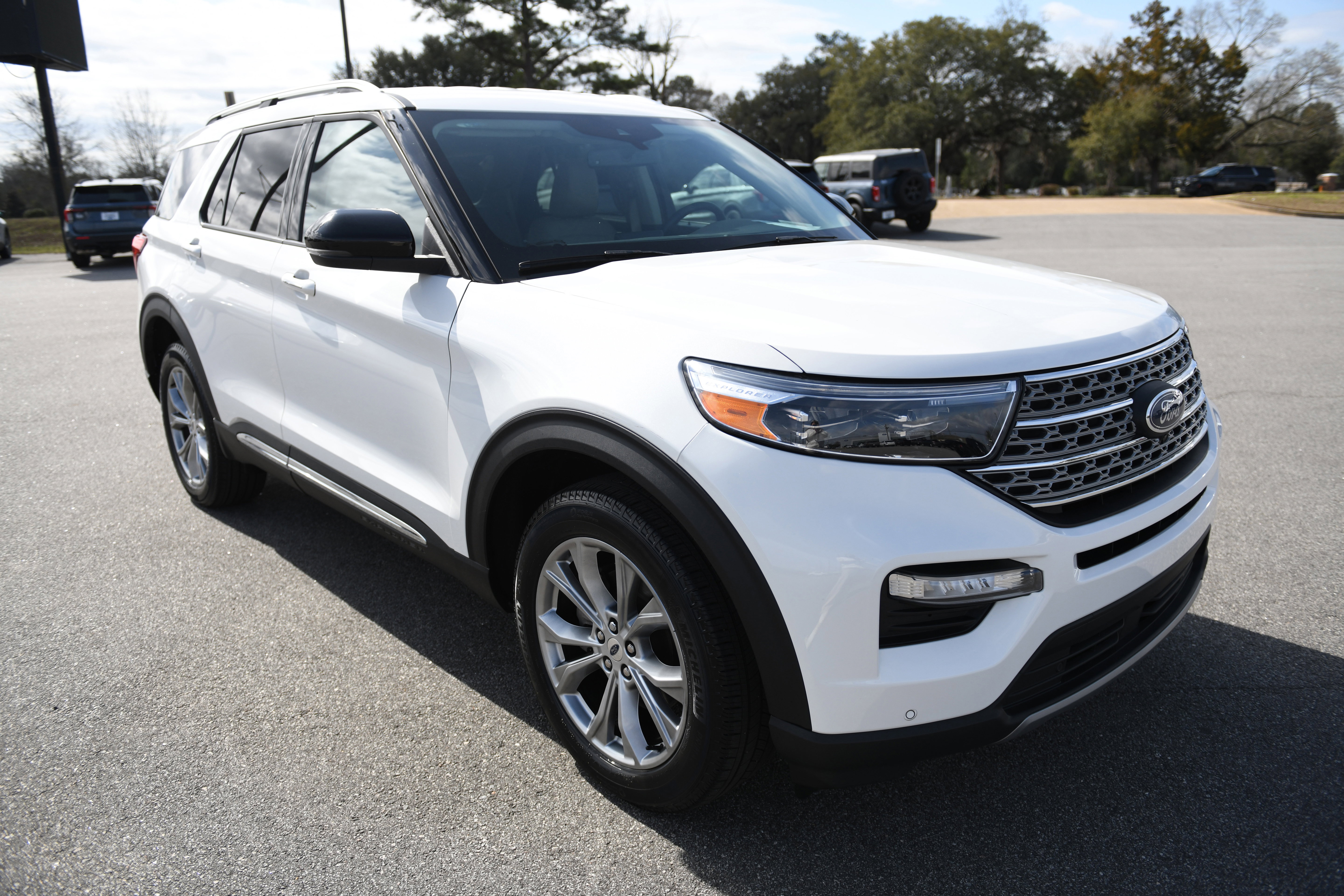 Used 2023 Ford Explorer Limited w/ Equipment Group 301A image 5