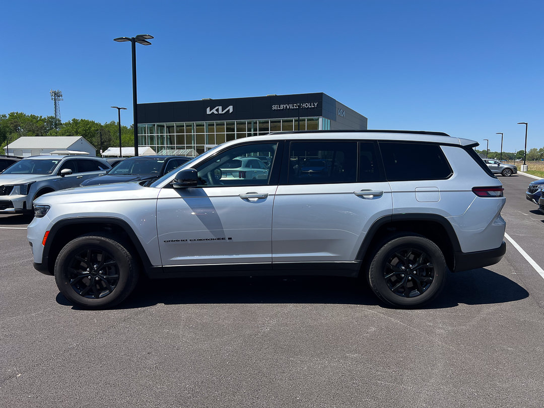 Used 2024 Jeep Grand Cherokee L Altitude AWD/4WD image 2