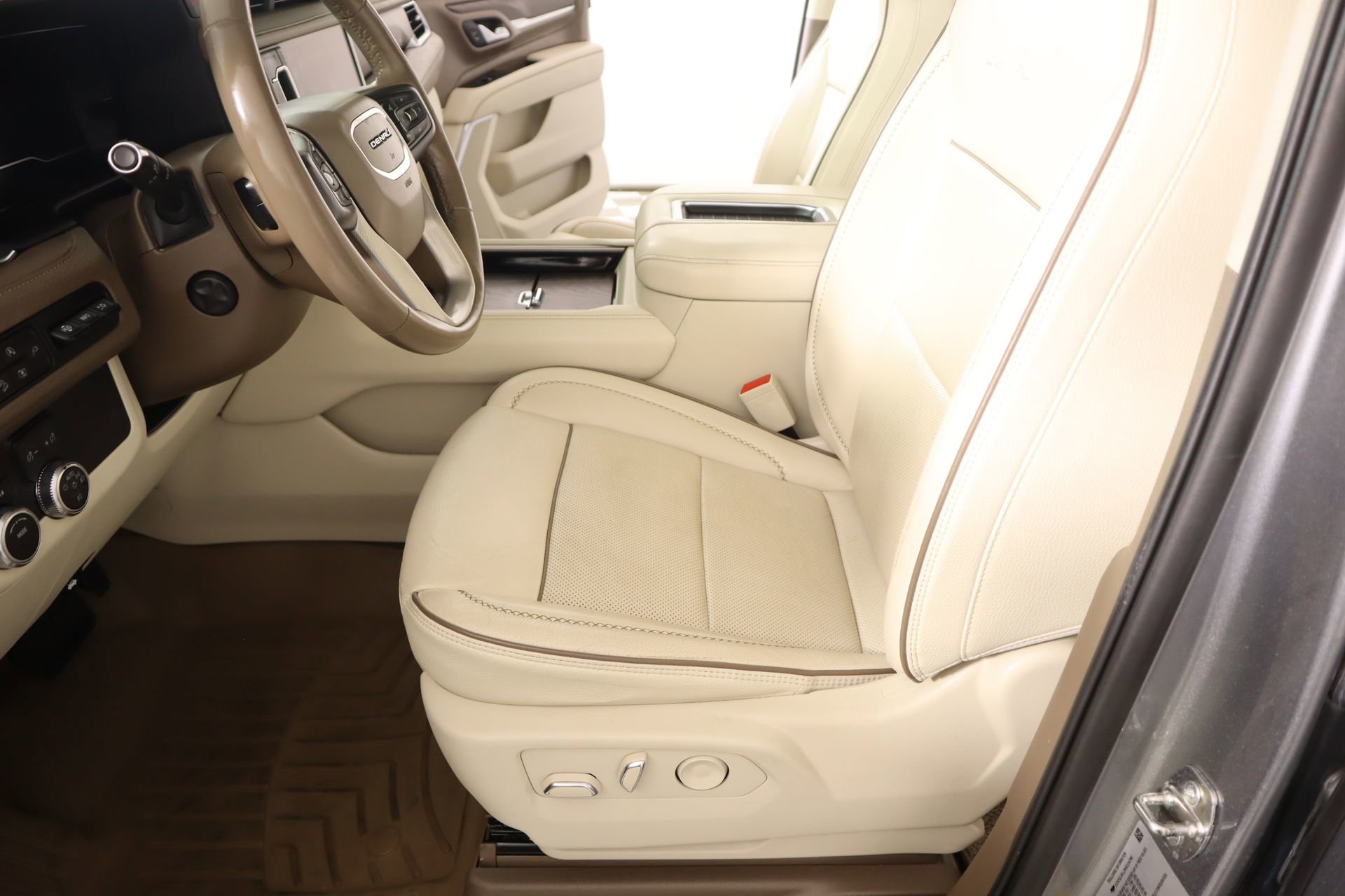 Used 2022 GMC Yukon XL Denali image 11