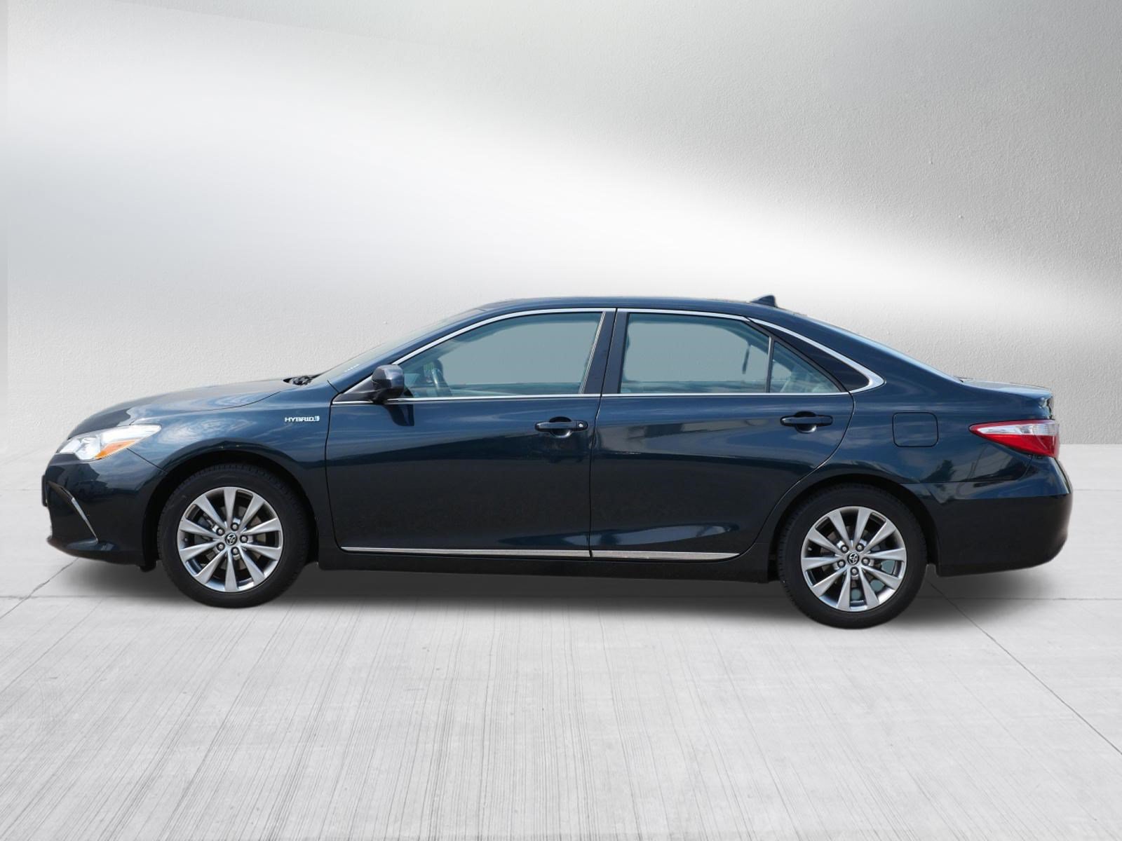 Used 2016 Toyota Camry XLE w/ Moonroof Package FWD image 4