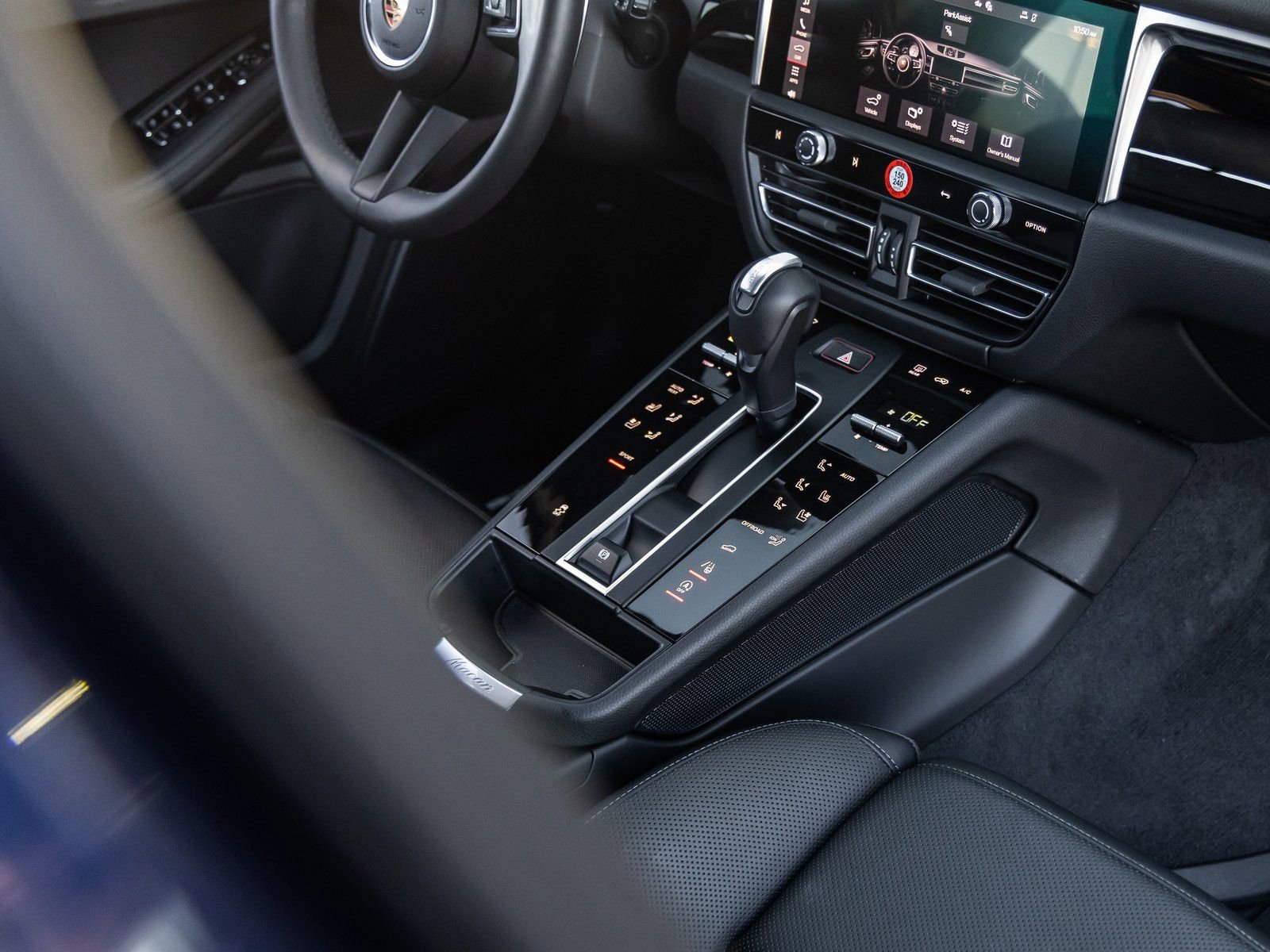 Certified 2025 Porsche Macan image 32