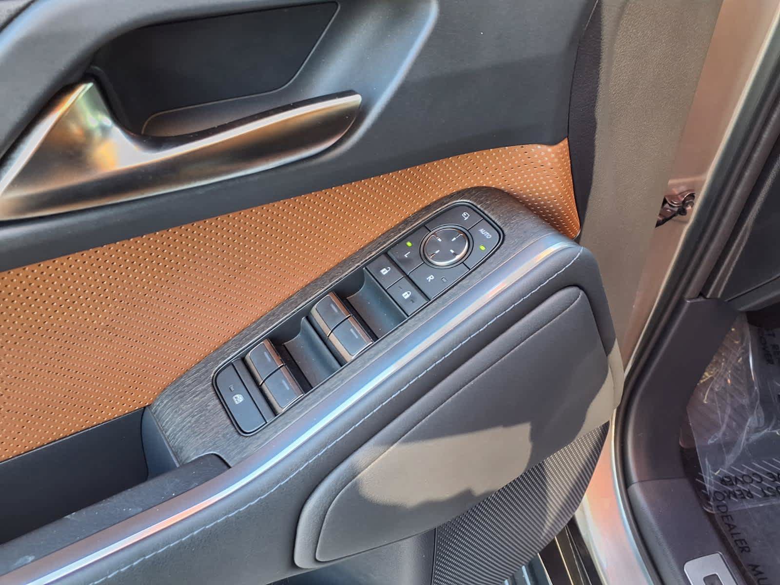 Used 2024 Lexus GX 550 w/ Cold Area Package AWD/4WD image 18