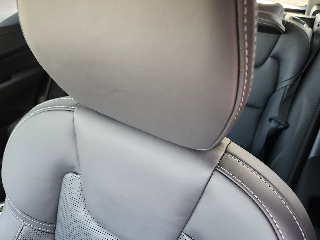 New 2026 Volvo XC60 B5 Ultra w/ Climate Package image 5