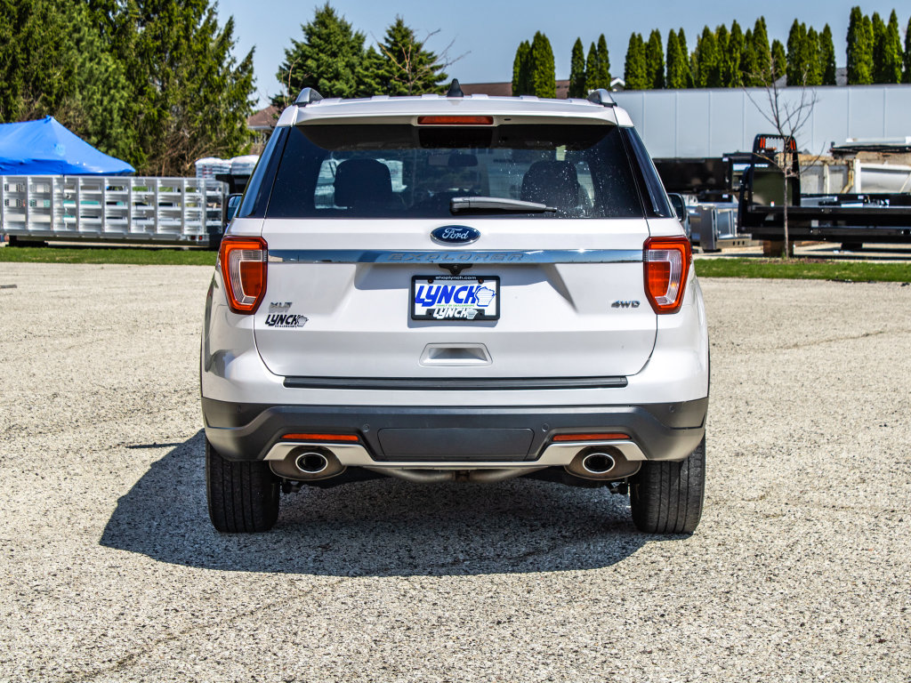 Used 2018 Ford Explorer XLT image 3