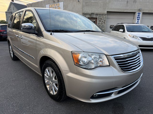 Used 2012 Chrysler Town & Country Touring-L w/ Entertainment Group #2 FWD image 4
