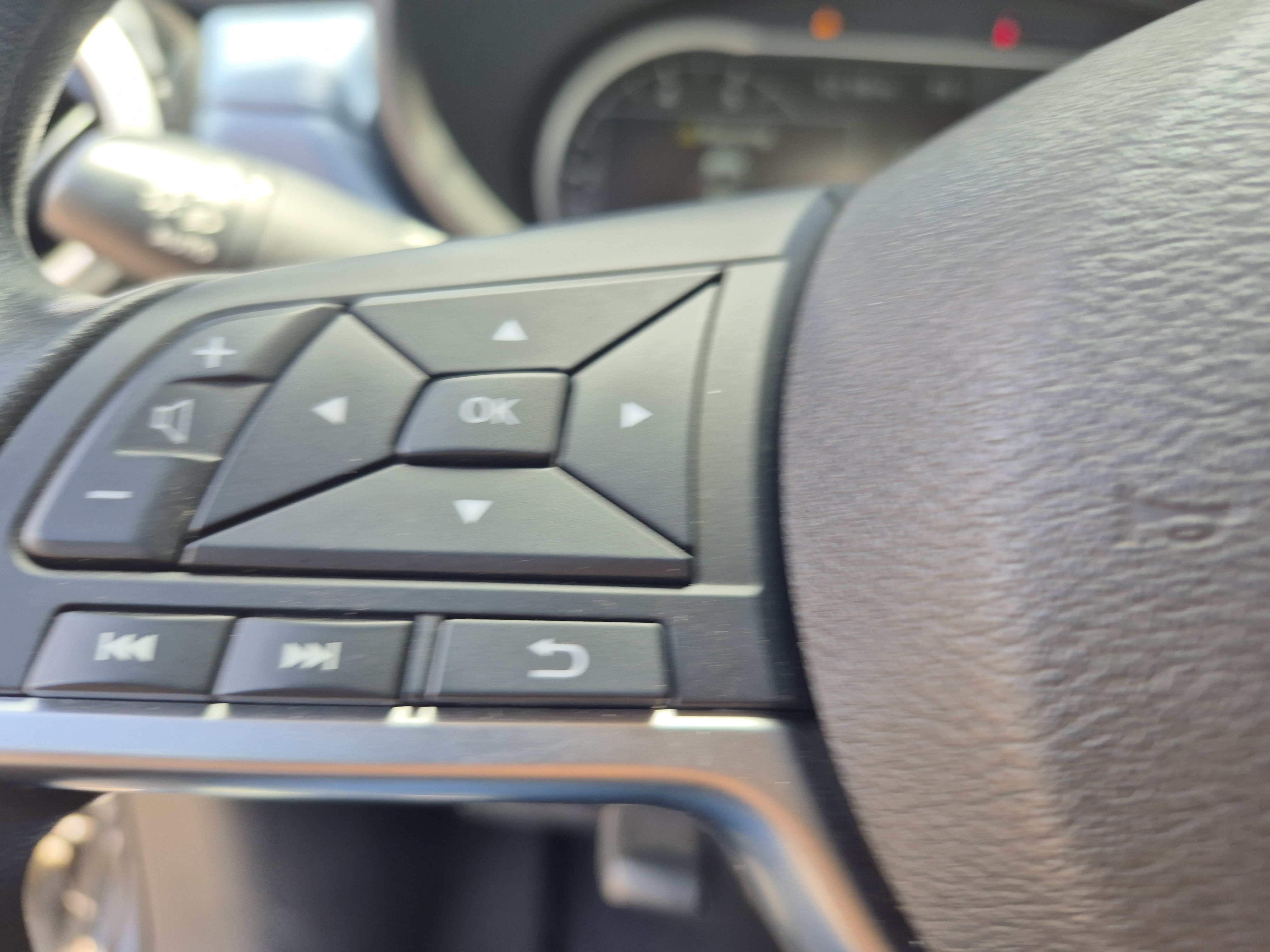 Used 2025 Nissan Versa SV FWD image 25