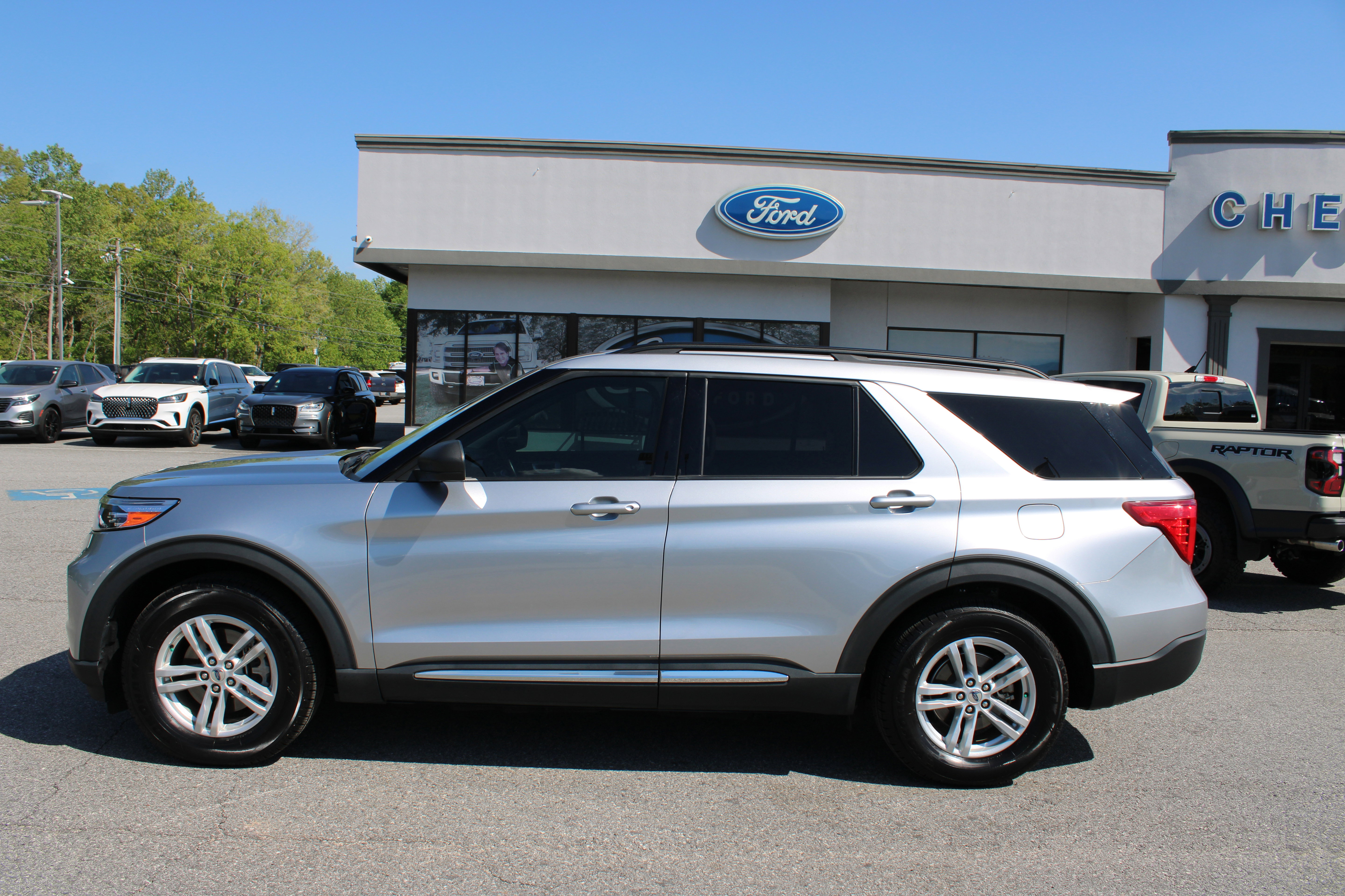 Used 2021 Ford Explorer XLT image 1