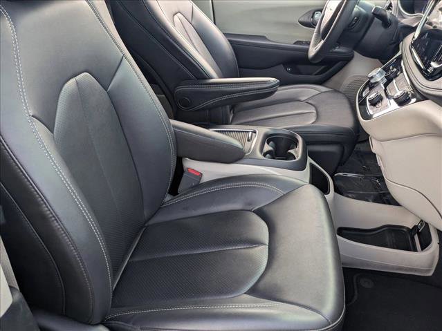 Used 2024 Chrysler Pacifica Select image 21
