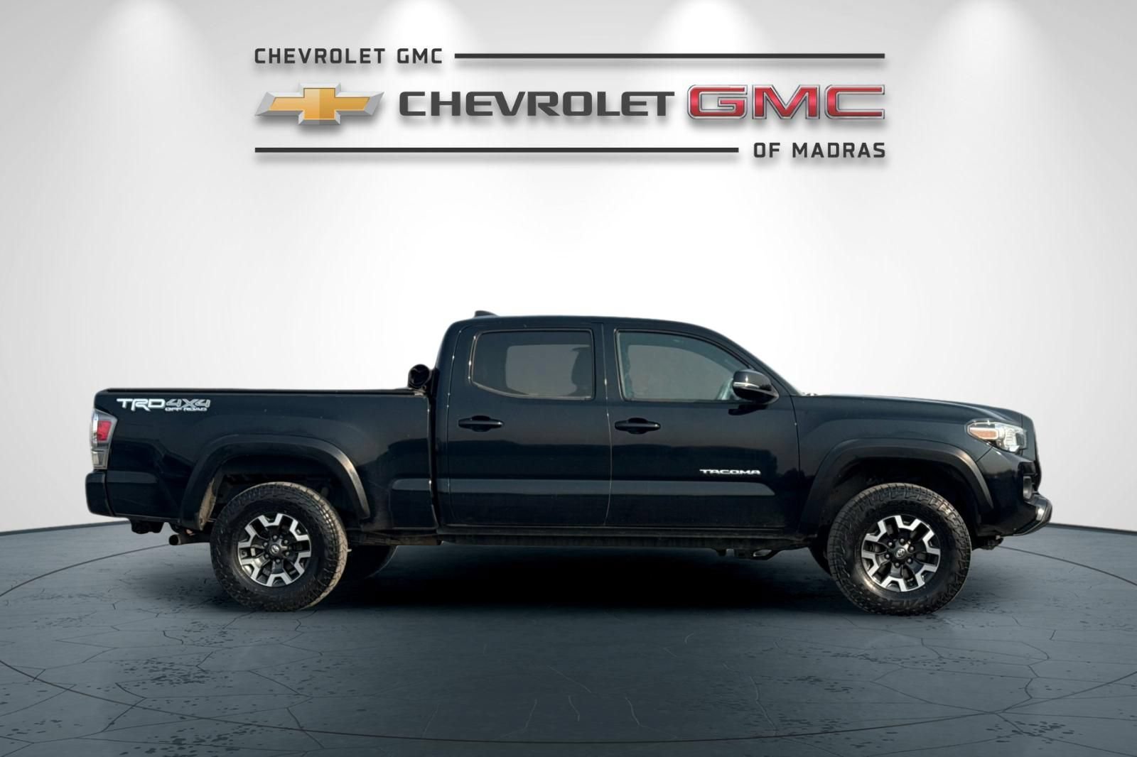 Used 2020 Toyota Tacoma TRD Off-Road w/ TRD Premium Off Road Package AWD/4WD image 2