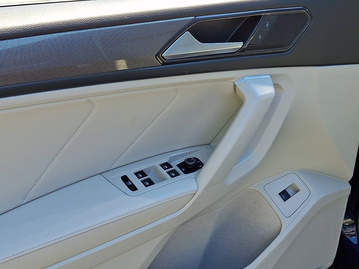 Certified 2024 Volkswagen Tiguan SE FWD image 12