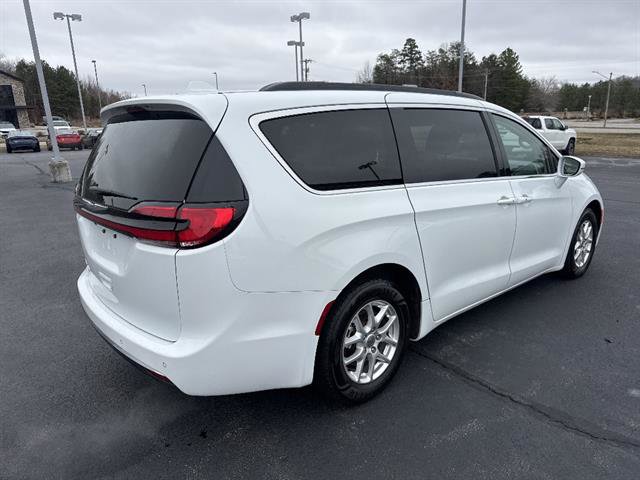 Used 2022 Chrysler Pacifica Touring-L image 6