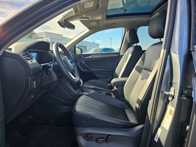 Used 2024 Volkswagen Tiguan SE w/ Panoramic Sunroof Package AWD/4WD image 25