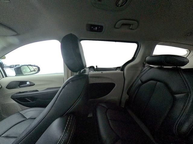 Used 2024 Chrysler Pacifica Touring-L image 34