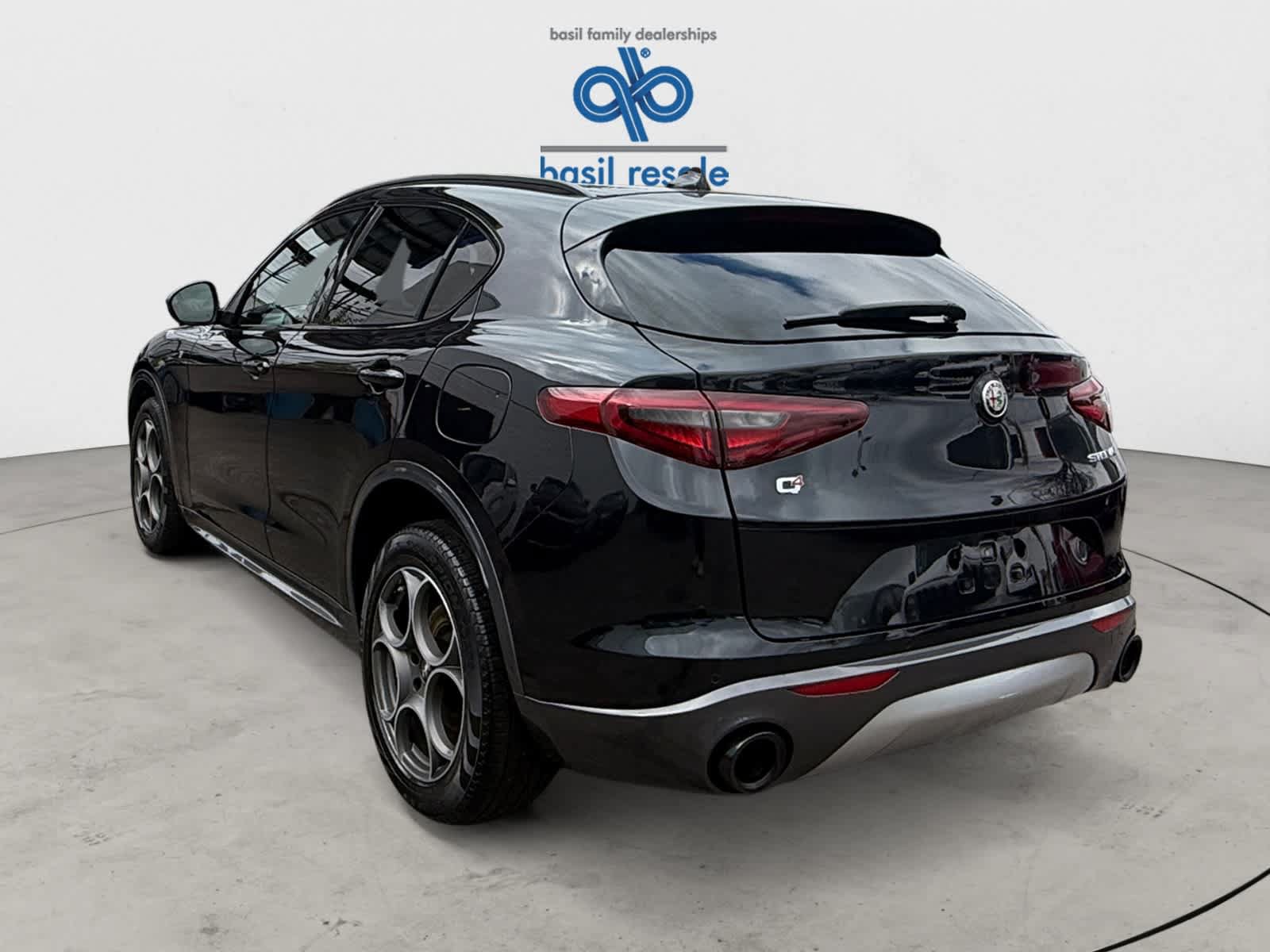 Used 2023 Alfa Romeo Stelvio Ti AWD/4WD image 4