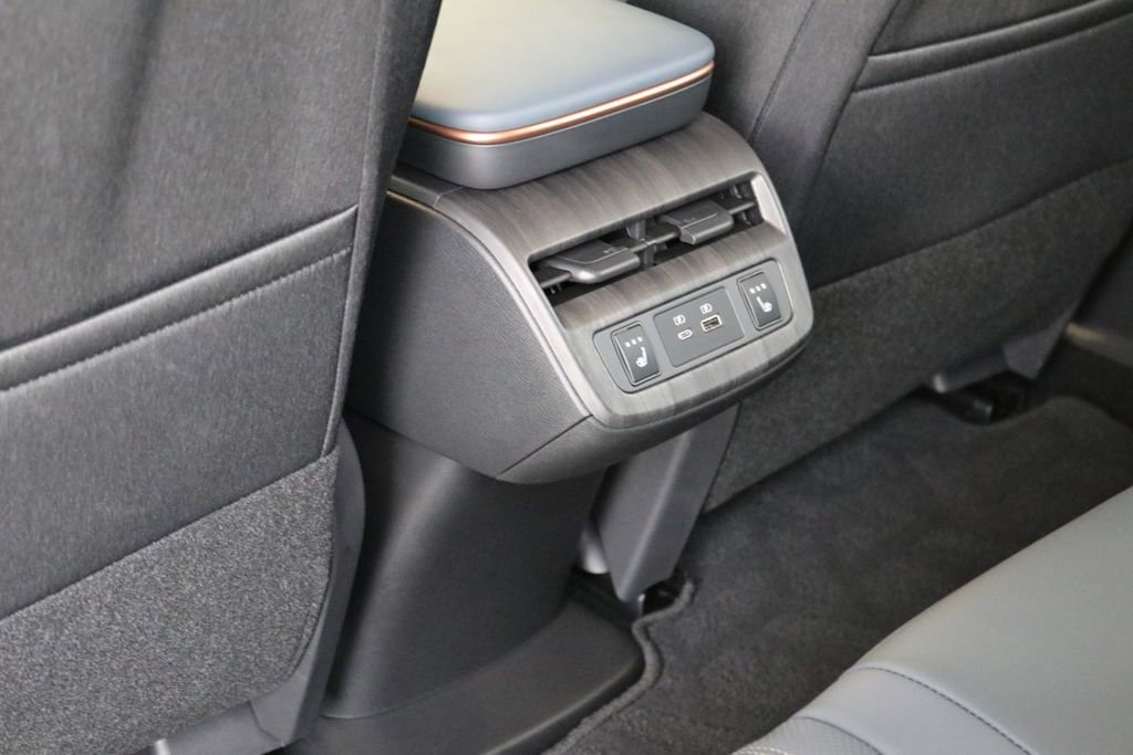 Used 2024 Nissan Ariya AWD image 25