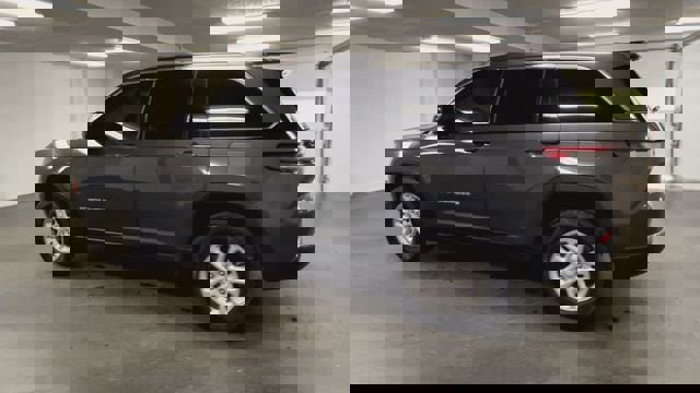 Used 2024 Jeep Grand Cherokee Laredo image 6