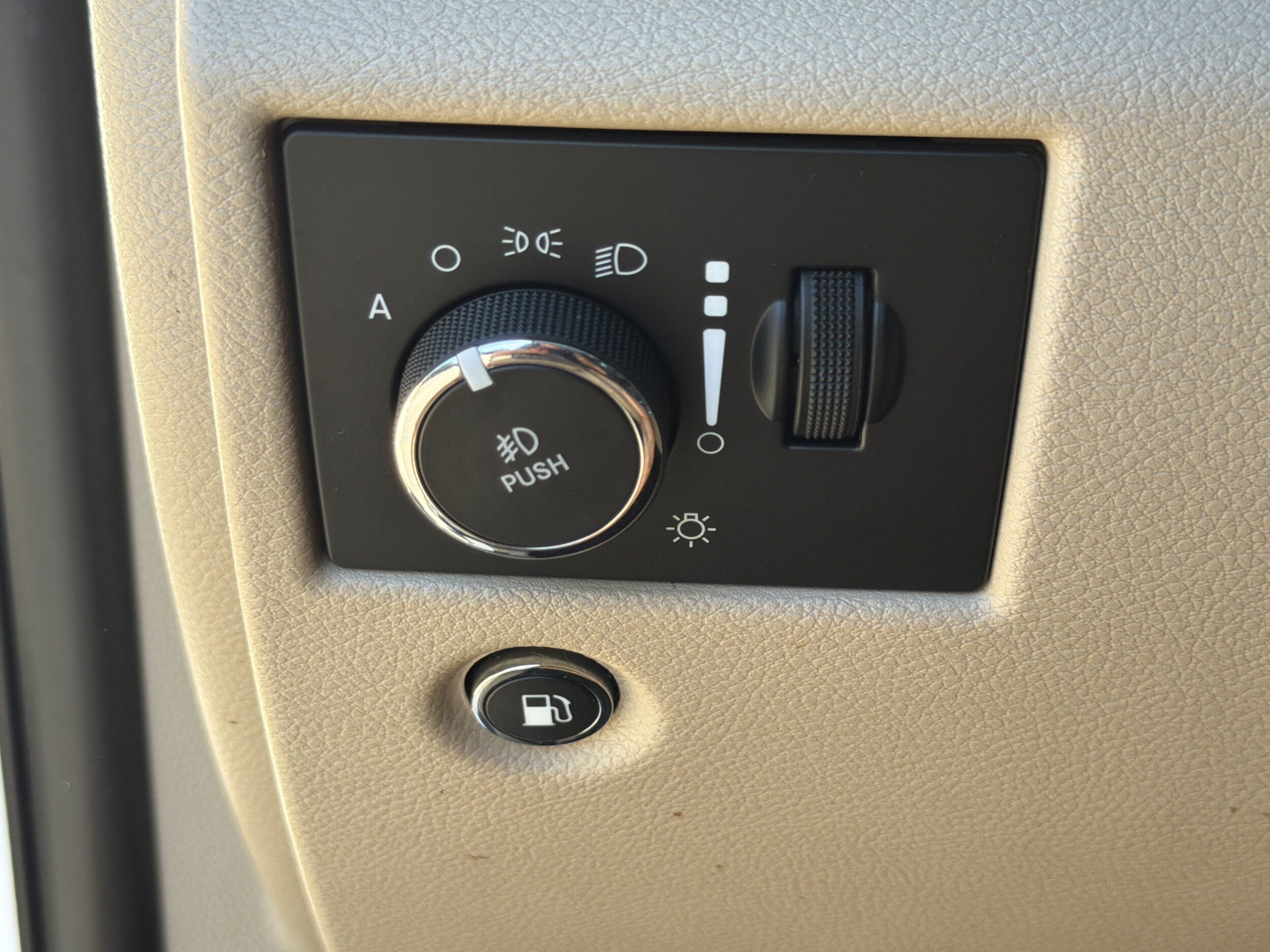 Used 2017 Jeep Grand Cherokee Laredo RWD image 19