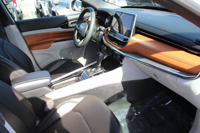 Used 2024 Jeep Compass Limited image 33