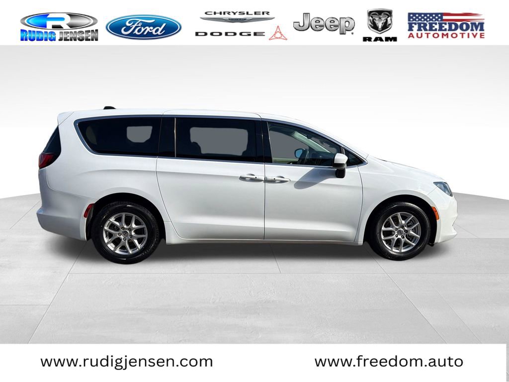 Used 2023 Chrysler Voyager LX image 6