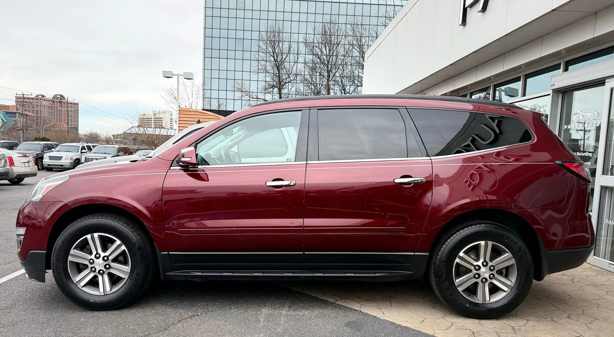 Used 2017 Chevrolet Traverse LT image 4