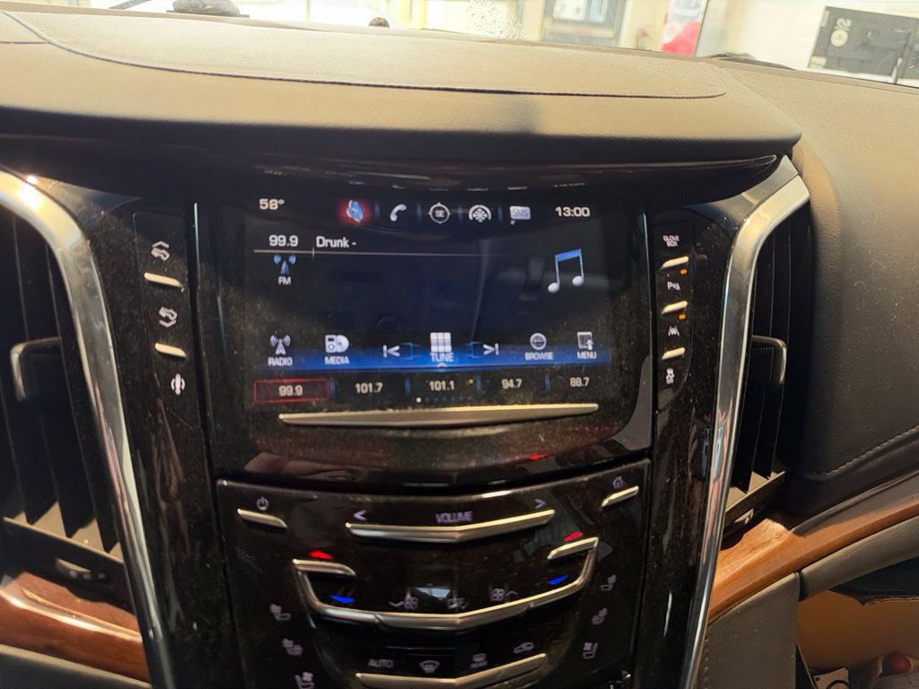 Used 2016 Cadillac Escalade Luxury AWD/4WD image 23
