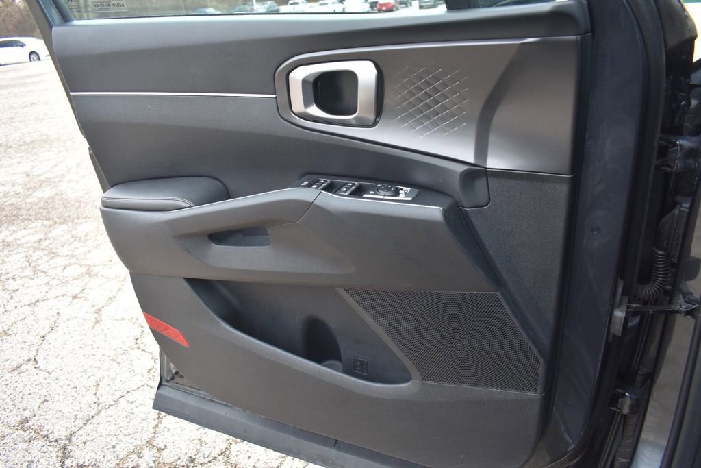 Used 2023 Kia Sorento LX FWD image 32