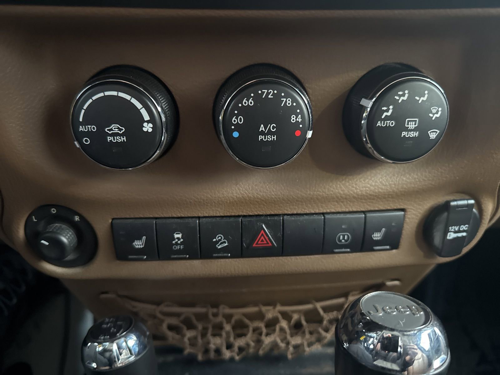 Used 2015 Jeep Wrangler Unlimited Sahara w/ Connectivity Group image 10