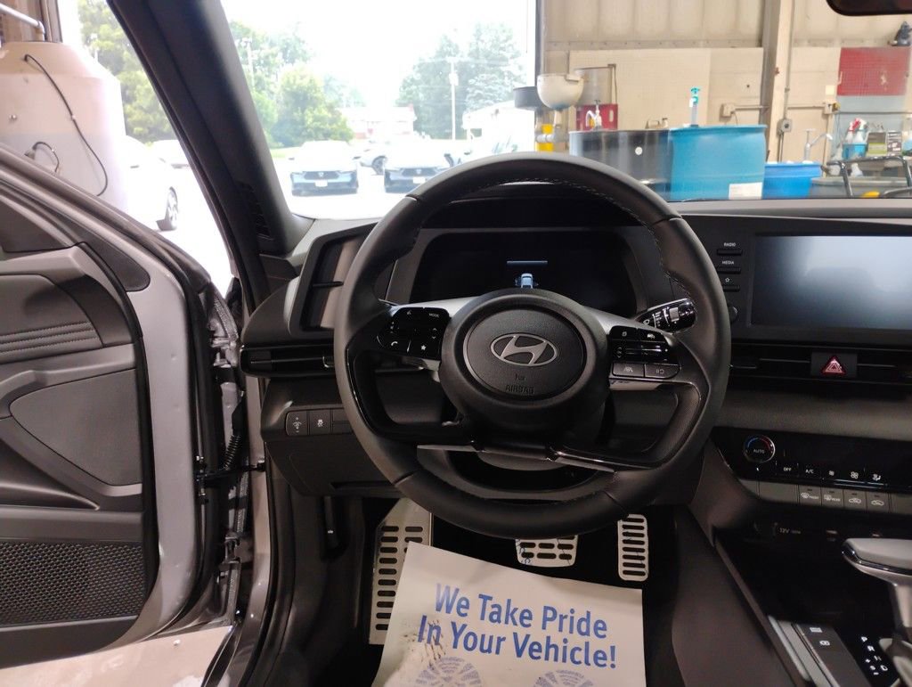 Used 2025 Hyundai Elantra Sport image 16