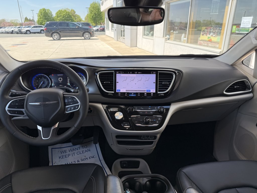 Used 2024 Chrysler Pacifica Touring-L FWD image 21