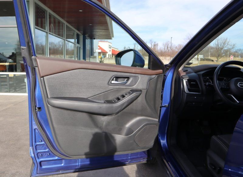 Used 2023 Nissan Rogue SV image 14