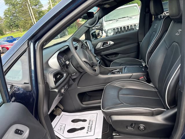 Used 2025 Chrysler Pacifica Limited w/ Trailer Tow Group AWD/4WD image 8