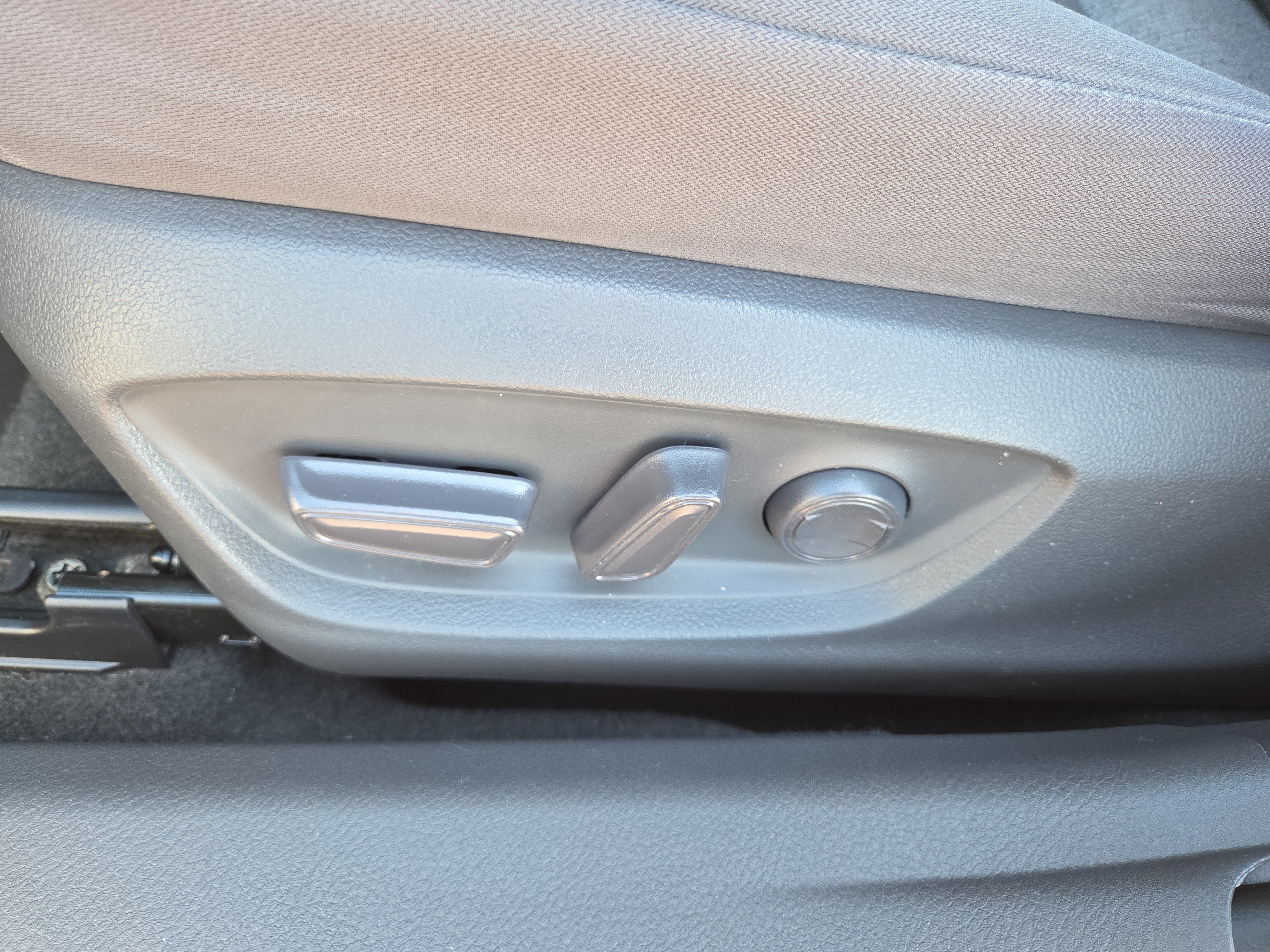 Used 2020 Toyota Camry LE FWD image 32
